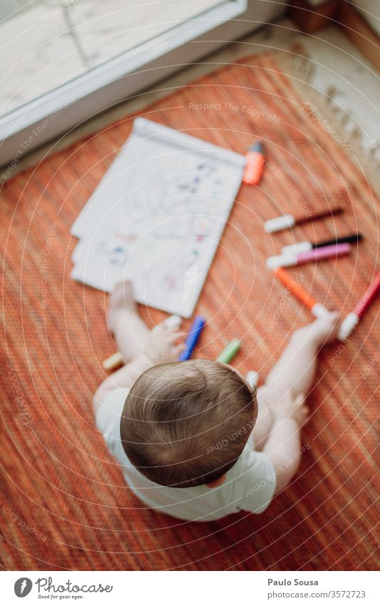 Baby spielt zu Hause Säuglingsalter unschuldig Fröhlichkeit schön Spielen hübsch reizvoll Kindheit klein Kaukasier heiter lieblich süß Lifestyle niedlich Freude