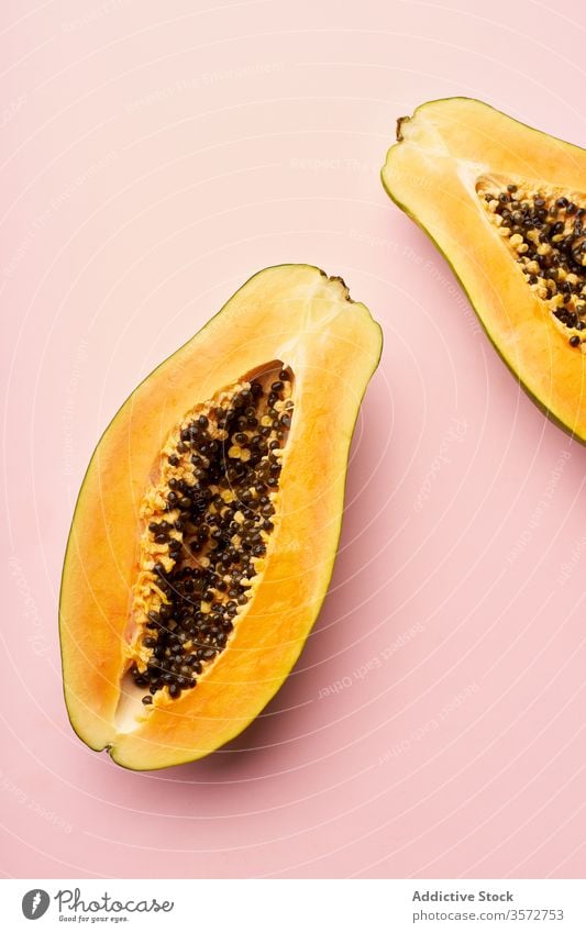 Draufsicht auf Papaya auf rosa Hintergrund. tropisch Frucht exotisch flache Verlegung oben Hawaii Zutaten natürlich organisch Lebensmittel Südfrüchte grün