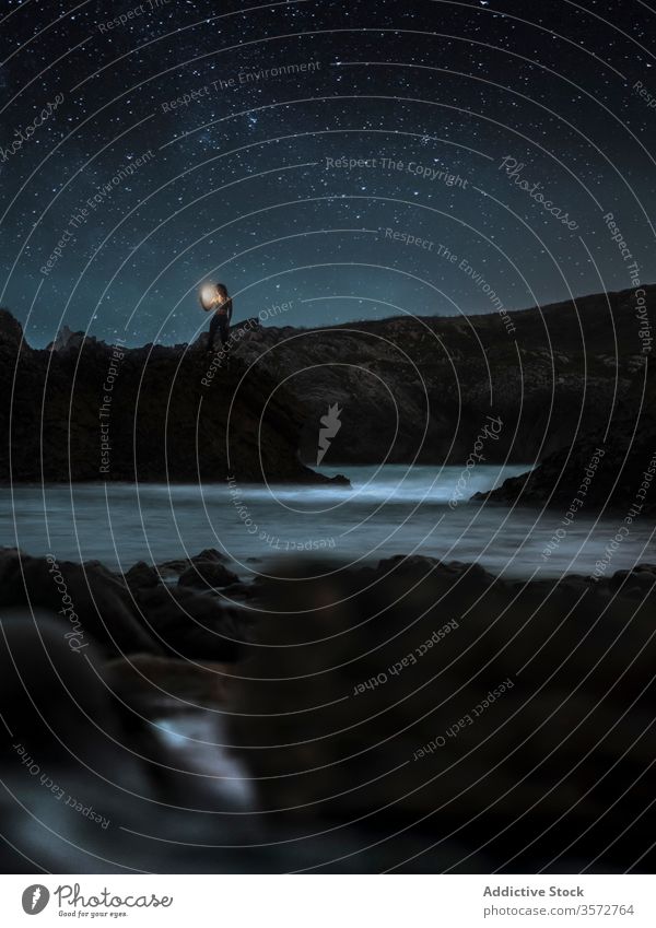 Erstaunliche Nachtlandschaft mit Fluss und Sternenhimmel in den Bergen sternenklar Berge u. Gebirge Reisender Himmel Landschaft Felsen Ufer Silhouette dunkel