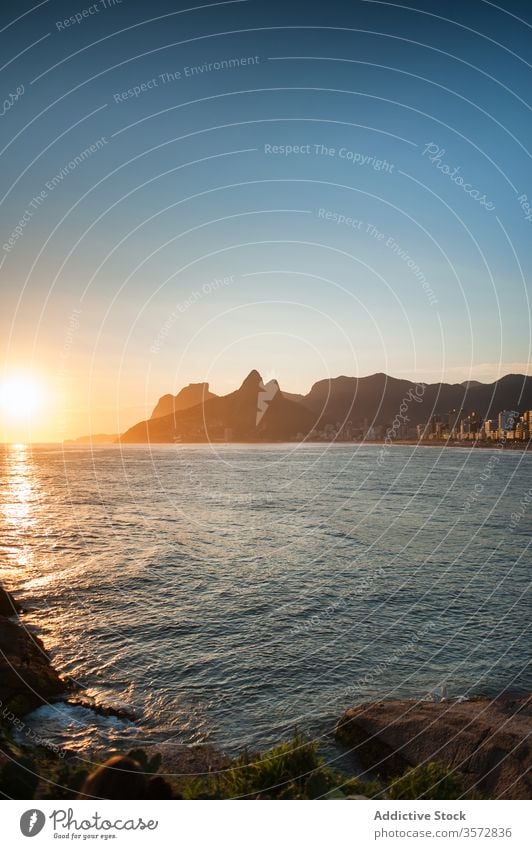 Schöne Aussicht auf das Niteroi-Museum und einen Strand in Brasilien brasilien Horizont über dem Wasser im Freien Menschen Rio do Janeiro Sommer Tourismus