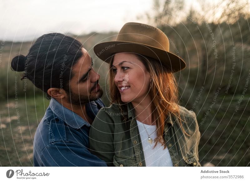 Glückliches Paar umarmt sich auf dem Land Umarmung Landschaft Abend Termin & Datum Liebe Buchse Angebot Sonnenuntergang Mann Frau heiter romantisch Lifestyle