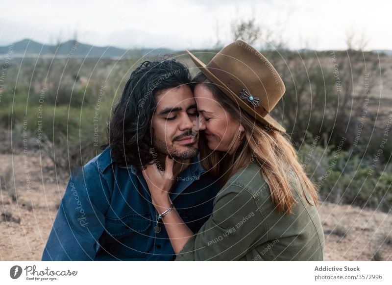 Liebespaar während eines Dates in der Natur Paar Termin & Datum Abend Glück romantisch Zusammensein Partnerschaft Umarmung Mann Frau Boden sitzen Lifestyle