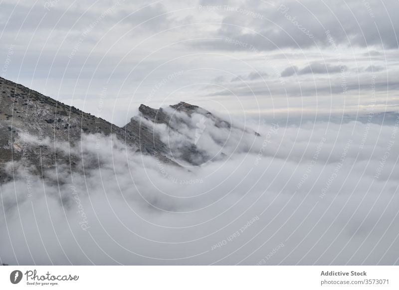 Berglandschaft mit Wolken bei bedecktem Wetter Berge u. Gebirge Nebel Natur Cloud Landschaft Himmel Gipfel reisen Tourismus erstaunlich Abenteuer Umwelt wolkig