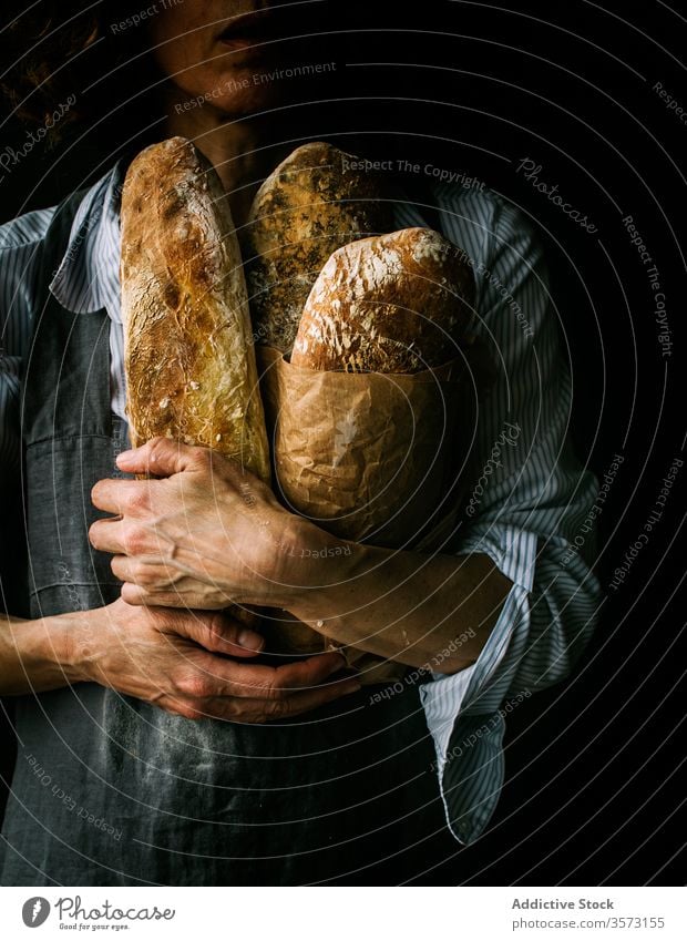 Anonyme Frau mit Ciabattabrot in der Hand Person Halt Mehl Frühstück Schürze Küche Bäcker Bäckerei Teigwaren Kunstgewerbler Verkäufer gebacken frisch Gesundheit