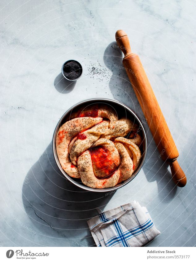 Frische Erdbeerbrioche auf einem Marmortisch im Entstehen Frucht Erdbeeren bewahren Butter Mehl Brotbelag Nudelholz Gebäck natürliches Licht Süße Lebensmittel