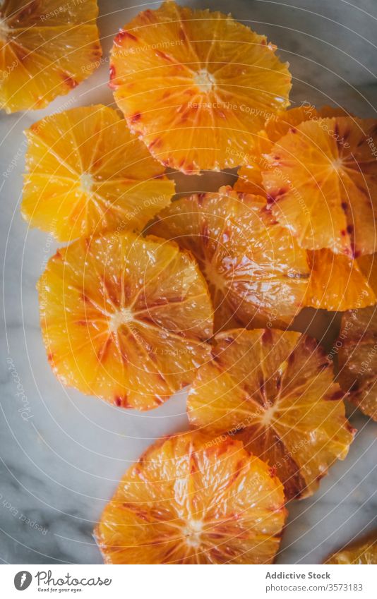 Leckere Orangenscheiben und -schalen auf dem Teller orange sich[Akk] schälen Scheibe frisch Zitrusfrüchte Zellstoff Speise Küche Frucht Tisch Dessert Snack