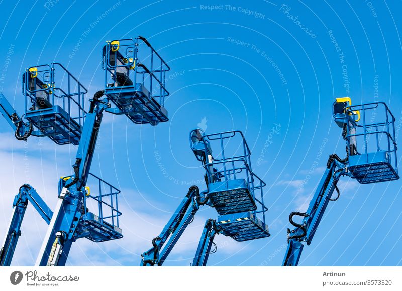 Gelenkige Hebebühne. Hubladebühne. Teleskopbühnen-Hebebühne gegen blauen Himmel. Mobilbaukran zur Miete und zum Verkauf. Wartungs- und Reparaturservice für hydraulische Hebebühnen. Kran-Händler.