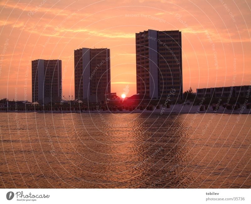 Triple-Towers fall to sleep Hochhaus Sonnenuntergang Meer See Strand Hotel Ferien & Urlaub & Reisen Architektur Treppe sonnenaufgeng Ostsee Himmel Wasser