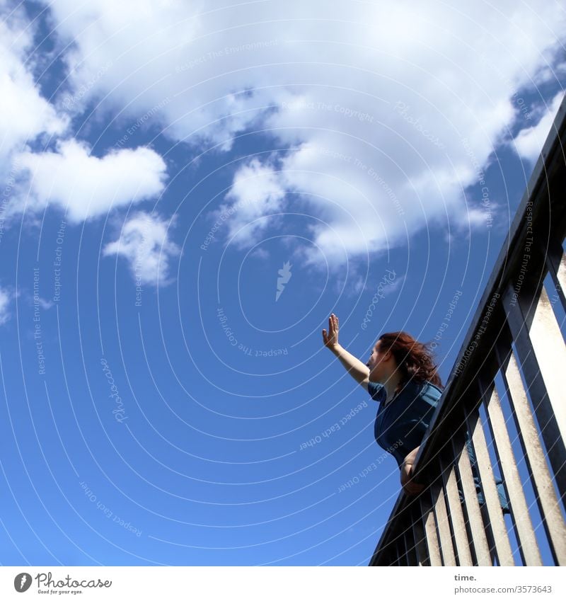 ein Gruß in die Ferne brücke frau gruß winken stehen himmel sonnig wolken Schönes Wetter beobachten sehen schauen erholen neugier hemd Brückengeländer