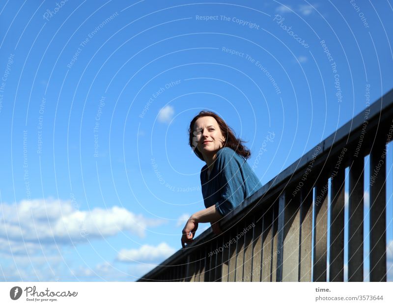 Annika langhaarig Brückengeländer hemd neugier erholen ausruhen schauen sehen beobachten Schönes Wetter wolken sonnig himmel stehen frau brücke anlehnen