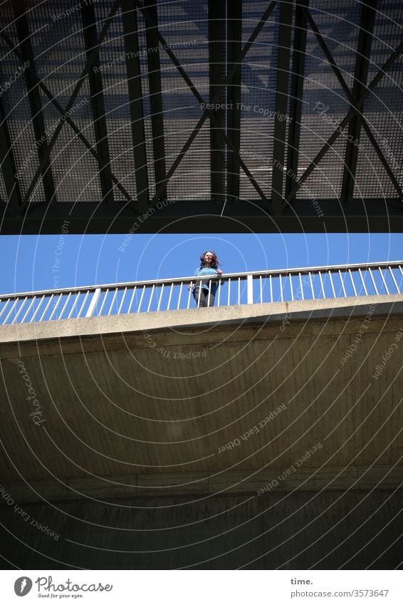 Brückenbild mit Dame brücke frau hoch portrait stehen geländer brückengeländer himmel schauen beobachten Perspektive verwirrend