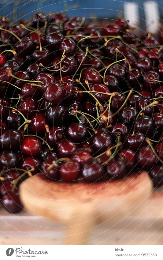 Nachschub Kirschen Steinfrüchte Frucht Obst viele Menge Markt Schaufel Portion frisch lecker süß rot Gesundheit Sommer Ernährung saftig Verkauf verkaufen