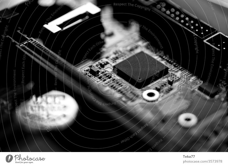 einige moderne schwarze Computerchips auf einer Hauptplatine Computer-Chips moderner Computerchip moderne CPU einfache CPU moderne Zentraleinheit