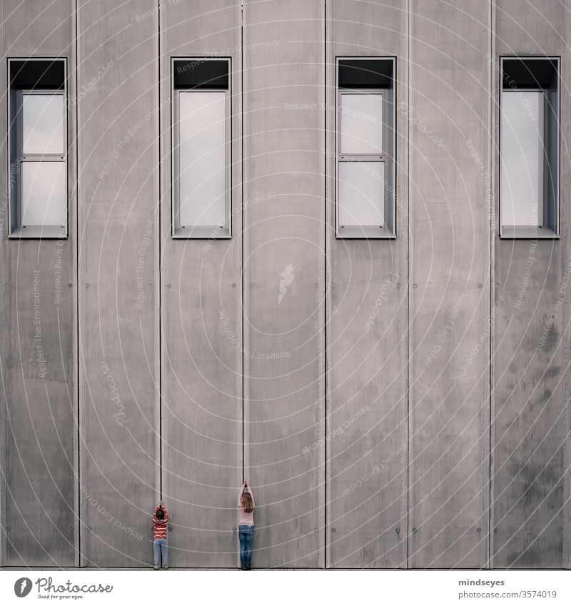 Groß und Klein Kinder Kindheit Architektur wachsen strecken gebäude groß fenster beton unterschiedlich Kontraste grau bunt wand gigantisch trist farbenfroh