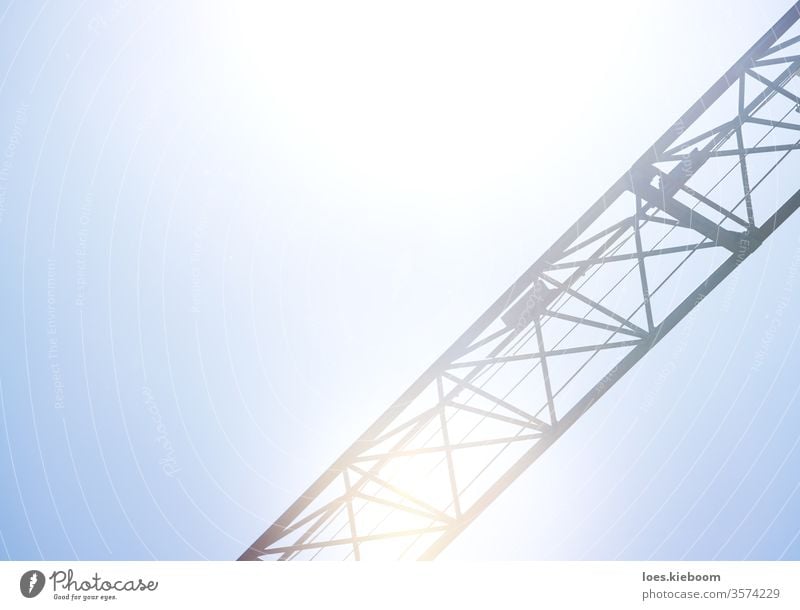 Detail eines Krans bei strahlend blauem Himmel, der für Bau, Logistik und Industrie eingesetzt wird Kranich Maschine Konstruktion Herstellung Detailaufnahme