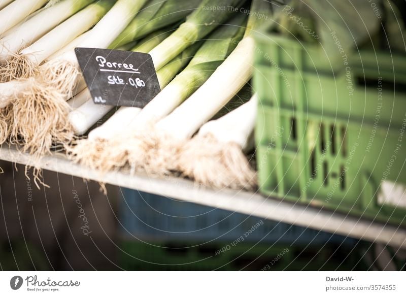 Wochenmarkt - heute gibt es frischen Porree Marktplatz Gemüse Marktstand nachhaltig gesund Bioprodukte Händler verbraucher Käufer Verkäufer kaufen verkaufen