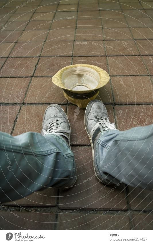 Einnahmequelle Arbeitsplatz Arbeitslosigkeit Beine Fuß Hut sitzen warten einzigartig trist lethargisch Langeweile Farbfoto Gedeckte Farben Außenaufnahme