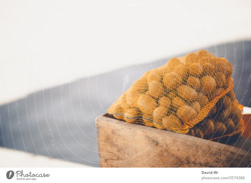 Wochenmarkt - Kartoffeln / Kartoffelsack Marktplatz Gemüse Marktstand nachhaltig gesund Bioprodukte Händler verbraucher Käufer Verkäufer kaufen verkaufen