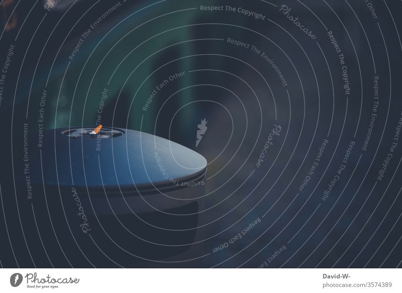 das war die letzte Zigarette Mülleimer düster Fluppe Zigarettenstummel wegschmei wegschmeißen qualm zigarettenkippe aufhören Abhängigkeit Gestank teuer ungesund