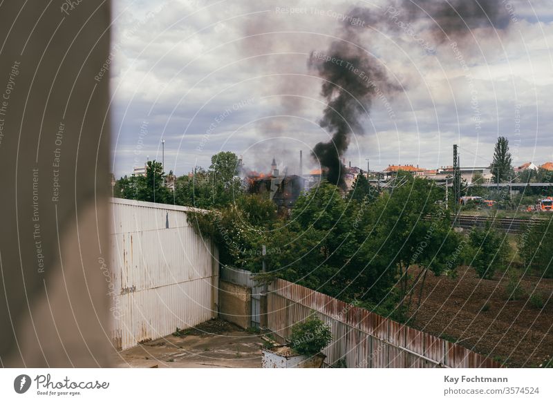 Rauch eines Brandes im Industriegebiet Haus Gebäude alt retro urban Stadtbild Fabrik Grunge dunkel Lagerhalle Feuer Großstadt industriell dramatisch Zerstörung