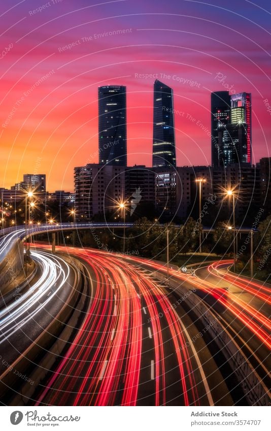 Verkehr auf der Stadtstraße am majestätischen Abend Stadtbild Autobahn Straße leuchtend Sonnenuntergang urban Großstadt Wolkenkratzer Stadtzentrum