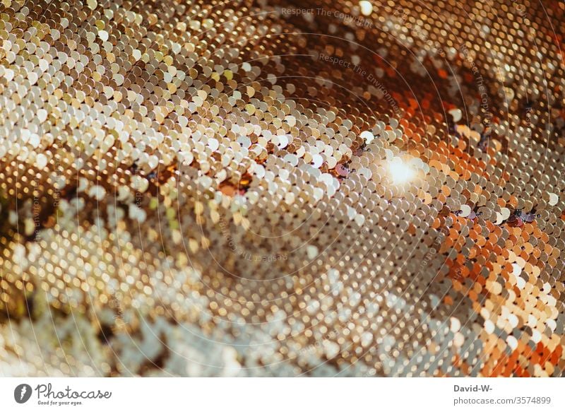 Pailetten funkeln golden im Sonnenlicht leuchten scheinen schön schimmern Licht Lichterscheinung viele tausende hunderte glitzern gelb leuchtend glänzend