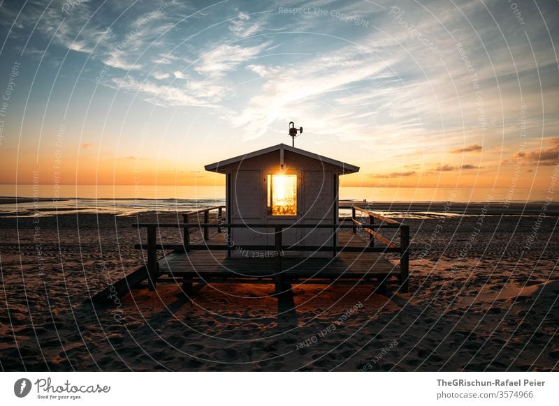 Rettungsschwimmer Haus am Strand in Sylt Urlaub Sand Ferien & Urlaub & Reisen Schönes Wetter Nordsee Sommer Meer Wasser Himmel blau Menschenleer Sonnenuntergang