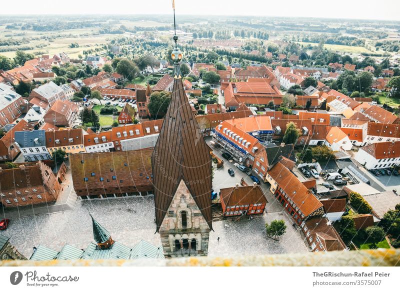 Kirchturm und Häuser von Oben Haus häuserzelle Ribe Dänemark Außenaufnahme Ferien & Urlaub & Reisen Tourismus historisch Farbfoto Tag Architektur Gebäude