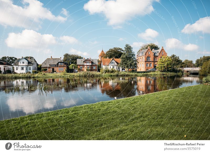 Schöne Häuser am Fluss Haus häuserzelle Ribe Dänemark Wiese Wasser Wolken Himmel Spiegelung Außenaufnahme blau Ferien & Urlaub & Reisen Reflexion & Spiegelung