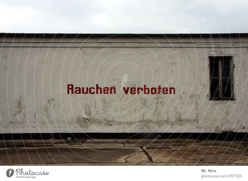 Rauchen verboten Lifestyle Gesundheit Bauwerk Gebäude Architektur Mauer Wand Fassade Fenster Sucht Nichtraucher Nichtraucherschutz Parkplatz Typographie