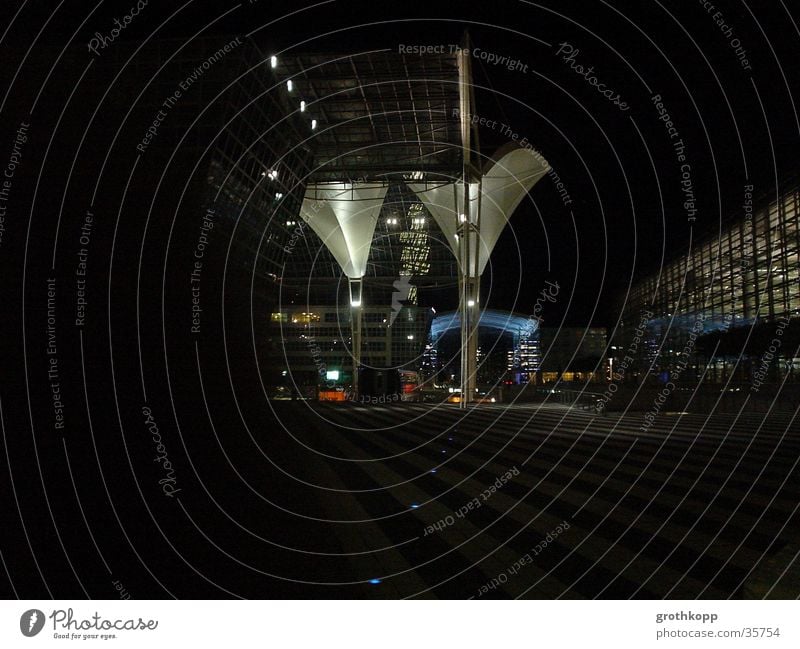 Munich Airport by Night Nacht Kunst Trichter Licht München dunkel schwarz Architektur Flughafen