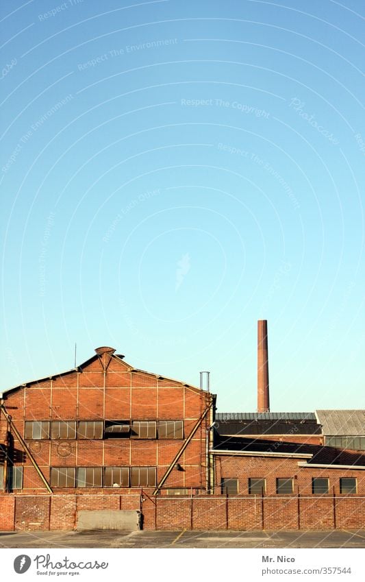 Carlswerk Arbeit & Erwerbstätigkeit Arbeitsplatz Fabrik Industrie Wolkenloser Himmel Schönes Wetter Industrieanlage Bauwerk Gebäude alt Backsteinfassade Mauer