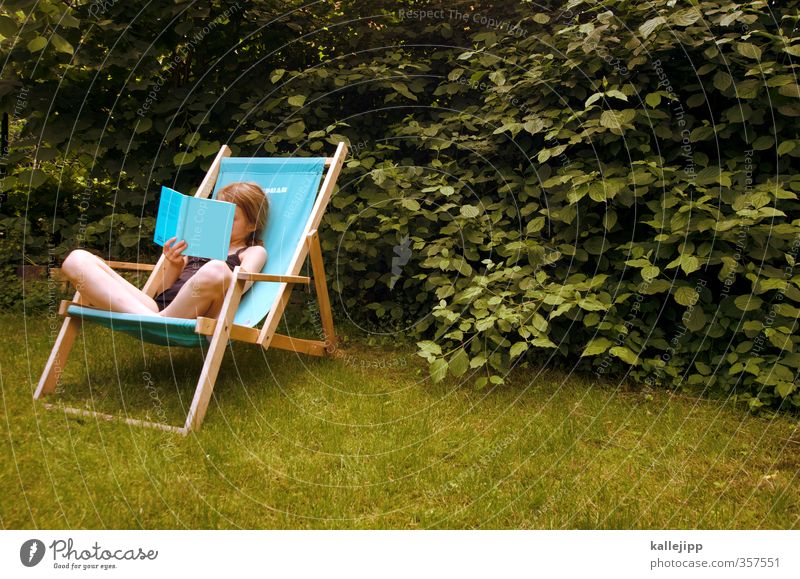 mädchen liest im garten ein buch Kindererziehung Bildung Schulkind Mädchen Kindheit Leben Haut 1 Mensch 8-13 Jahre lernen lesen sitzen Schneidersitz Liegestuhl