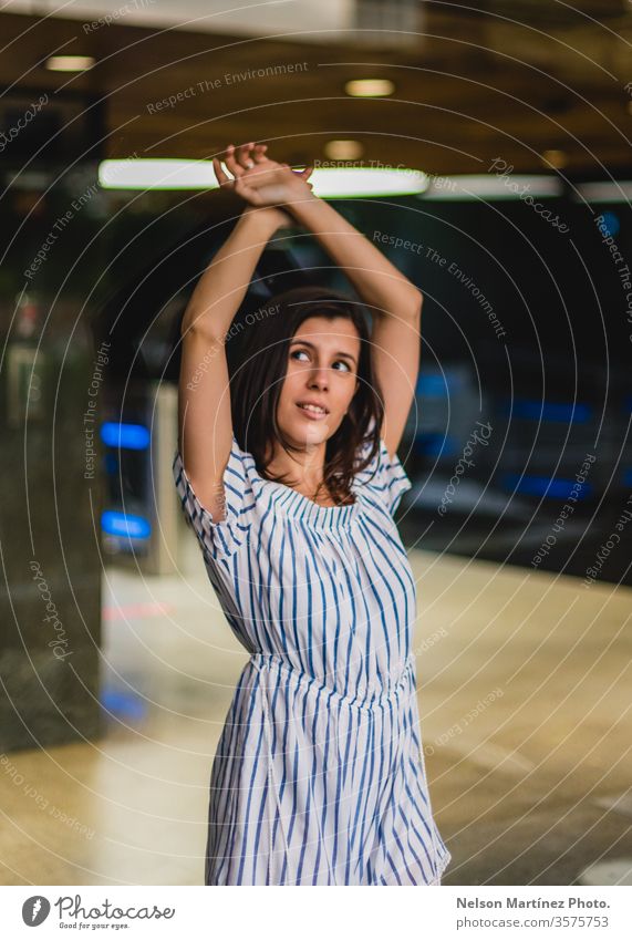 Porträt einer niedlichen brünetten kaukasischen Frau mit einer Spiegelung und bokeh en im Hintergrund. Reflexion & Spiegelung Mode Bokeh Lifestyle Lichter