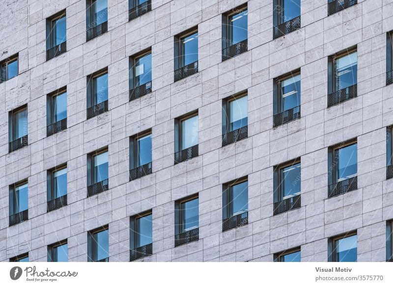 Fensterreihen eines Geschäftsgebäudes aus römischem Travertinmarmor Gebäude Fassade Murmel Architektur architektonisch urban Farbe Struktur abstrakt im Freien