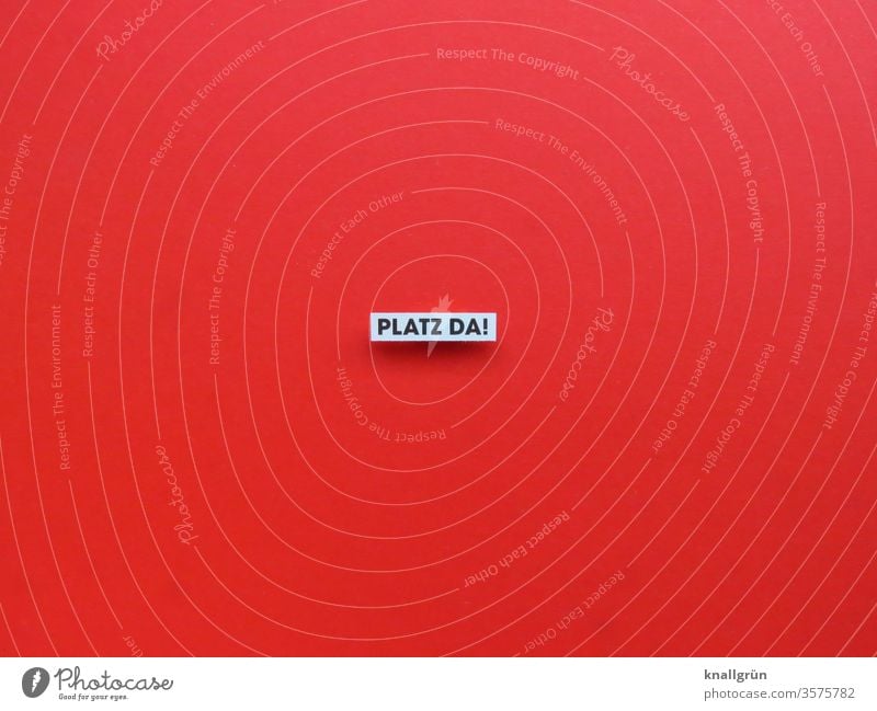 Platz da! Befehl Freiraum rücksichtslos Menschenleer Platz machen Farbfoto Buchstaben Wort Schriftzeichen Schilder & Markierungen Typographie Hinweisschild Text
