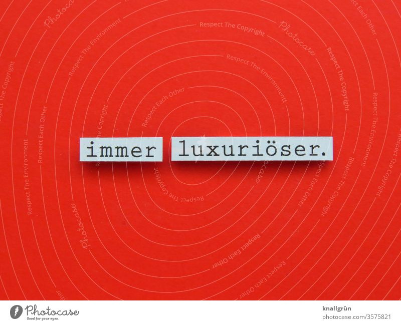 Immer luxuriöser. Luxus edel teuer wertvoll Reichtum Kostbarkeit Lebensstil Dekadenz Übermaß Anspruch Luxusleben Glamour Buchstaben Wort Satz Letter