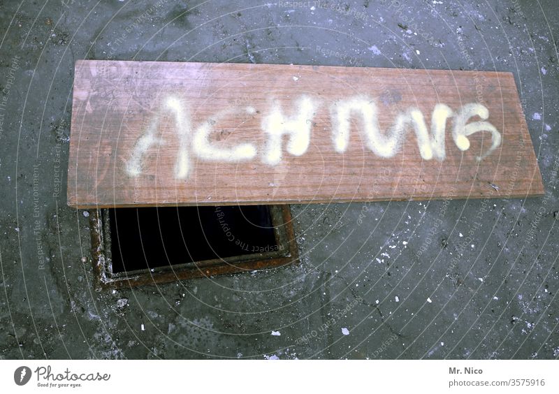 Achtung ! Loch Hinweisschild Warnschild Schilder & Markierungen Schriftzeichen Warnung Warnhinweis gefährlich Gefahr Gefahrenstelle Sicherheit Baustelle