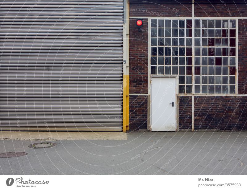 Halle mit Rolltor ,Tür und Fenster Tor geschlossen grau Eingang Gebäude Architektur Lager Lagerhalle Warenlager Arbeit & Erwerbstätigkeit Lagerhaus Arbeitsplatz