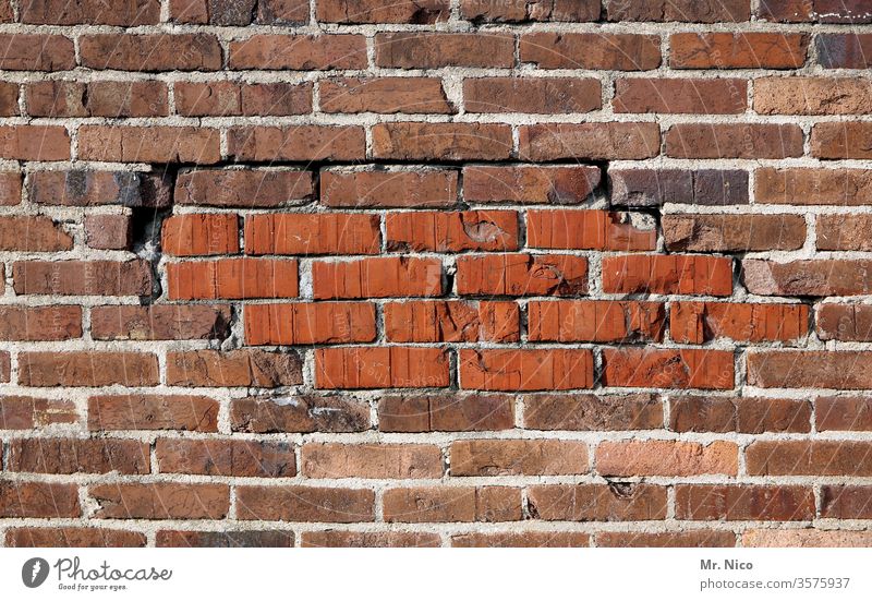 geflickte Mauer Maurerhandwerk Baustein rechteckig alt rau Konstruktion Material solide Gebäude Wand Stein rot Mauerwerk bauen Zement verwittert dreckig