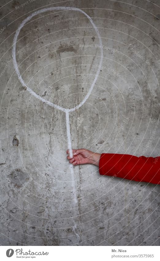 Luftballon auf Beton Mauer Wand Arme Hand festhalten Kreidezeichnung greifen grau Gemälde gezeichnet Schnur Seil Spielzeug Geburtstag Kritzelei