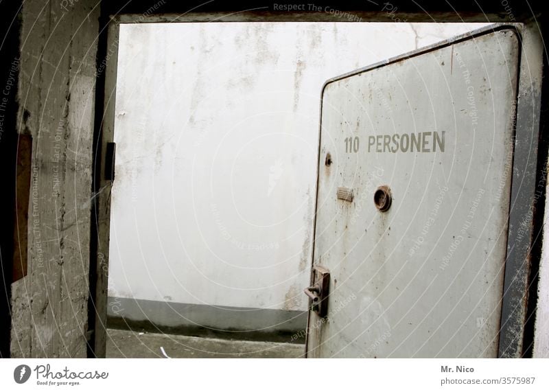 110 Personen Tür Stahltür Bunker Schutz Schutzraum Sicherheit begrenzt Anzahl & Menge Menschenleer Gebäude Mauer Bauwerk Architektur Wand alt Beton