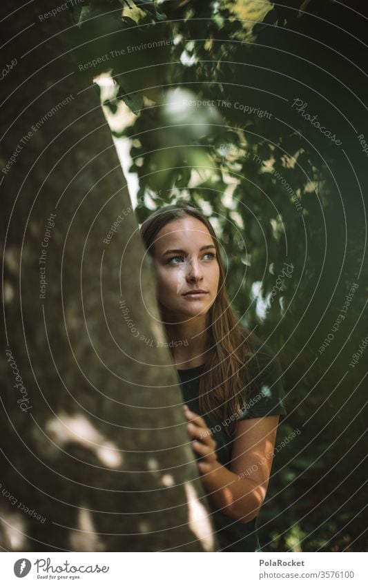 #A10# Sommertag VII verspieltheit lächelnd draußen genießen Natur Frau sitzen entspannen Erholung Wiese Gras Park grün naturliebhaber Lächeln Junge Frau