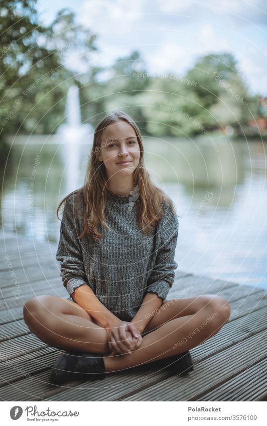 #A10# Sommertag XV langhaarig natürlich posen shooting Fotografieren draußen Erholung Seeufer Model sitzen Frau entspannen Jugendliche Natur genießen Park