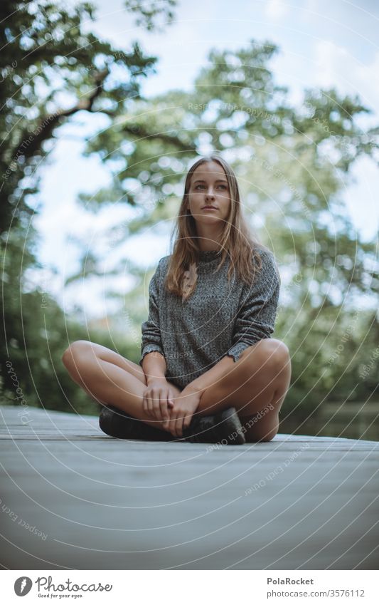 #A10# Sommertag XVII Schönheit wartend sitzend Sonnenlicht feminin Zufriedenheit ruhig Porträt Mensch Erwachsene Farbfoto Gras Lächeln Außenaufnahme Junge Frau