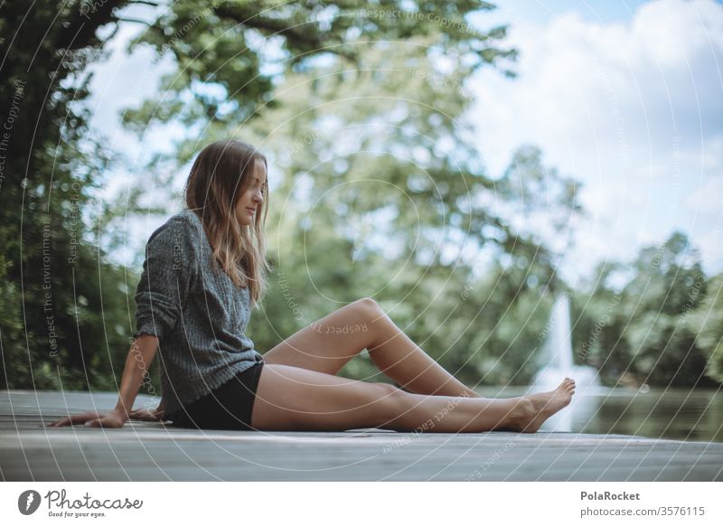 #A10# Sommertag XIX Schönheit wartend sitzend Sonnenlicht feminin Zufriedenheit ruhig Porträt Mensch Erwachsene Farbfoto Gras Lächeln Außenaufnahme Junge Frau