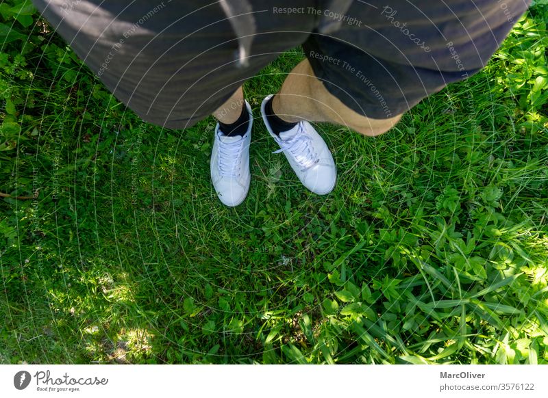 Wandern gehen mit weißen Turnschuhen und kurzen Hosen Sommer Sommergefühl kurze Hosen weiße Schuhe weiße Turnschuhe Sommerschuhe Terrasse männlich