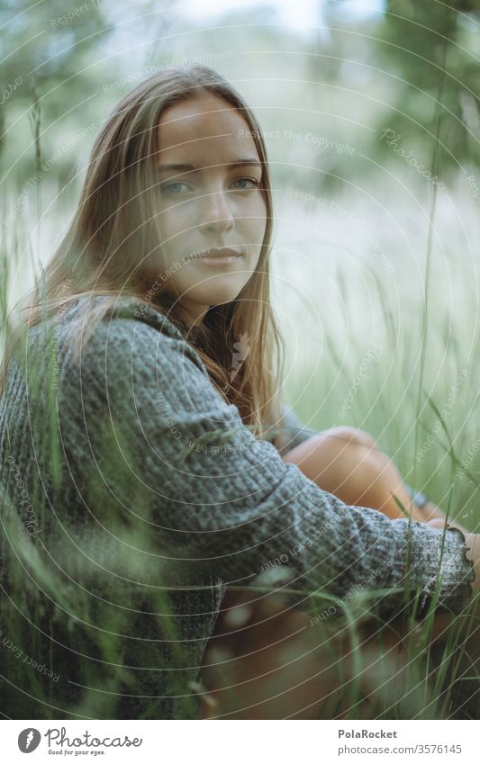 #A10# Sommertag X Sonnenlicht Porträt ruhig Zufriedenheit feminin Mensch Erwachsene Farbfoto Außenaufnahme Jugendliche Junge Frau Lächeln Gras Wiese