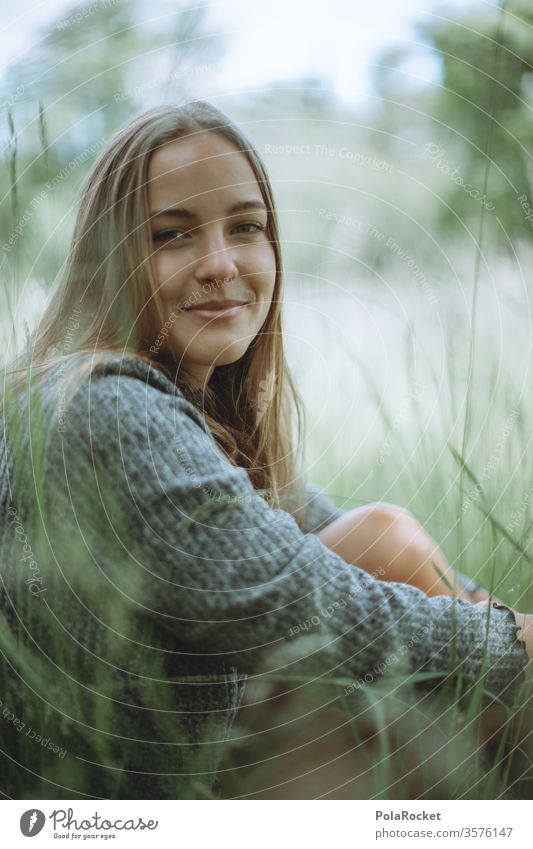 #A10# Sommertag I Frau sitzen draußen Natur genießen entspannen Erholung Park grün naturliebhaber Wiese Gras Lächeln Junge Frau Jugendliche Außenaufnahme