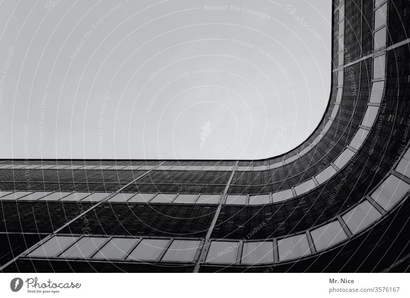 geschwungen Architektur Moderne Architektur Fassade Gebäude Haus Fenster Froschperspektive Himmel Kontrast Schatten Konstruktion Stadt Hochhaus einzigartig